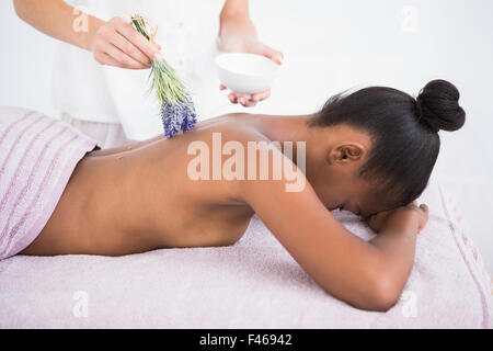Hübsche Frau, die eine Aromatherapie-Massage zu genießen Stockfoto