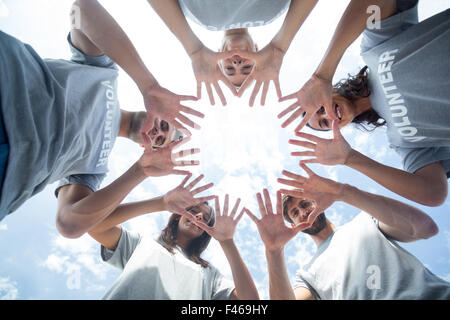 Glücklich freiwillige spielen mit ihren Händen Stockfoto
