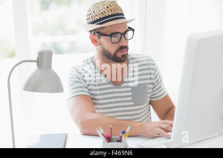 Ernst gut aussehender Mann mit computer Stockfoto