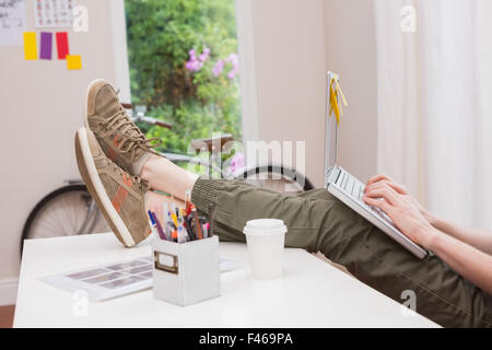 Nahaufnahme des Menschen auf seinem Laptop tippen Stockfoto