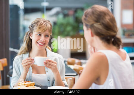 Schöne Frauen, trinken Kaffee und sahen einander Stockfoto