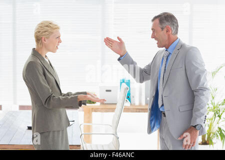 Wütend anzuschreien Kollege Chef Stockfoto