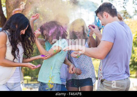 Freunde werfen Pulverlack Stockfoto