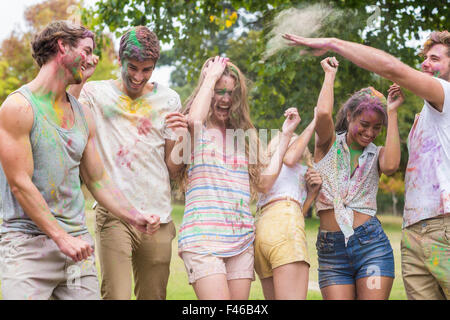 Glückliche Freunde werfen Pulverlack Stockfoto