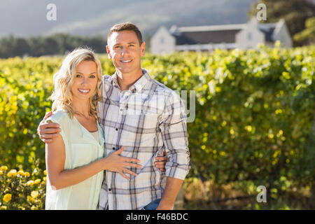 Porträt des Lächelns paar umarmt und stehen vor der Weinrebe Stockfoto