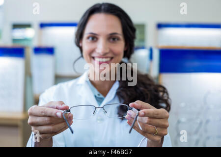 Verschwommenes Bild von einem weiblichen Optiker Brille zeigen Stockfoto