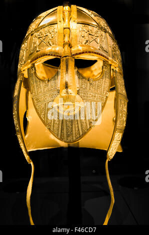 Frühe mittelalterliche angelsächsischen Helm ausgegraben von eine Grabstätte in Sutton Hoo, England, und jetzt im britischen Museum. Stockfoto