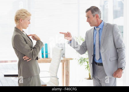 Chef, Kollege anzuschreien Stockfoto