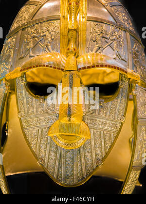 Frühe mittelalterliche angelsächsischen Helm ausgegraben von eine Grabstätte in Sutton Hoo, England, und jetzt im britischen Museum. Stockfoto