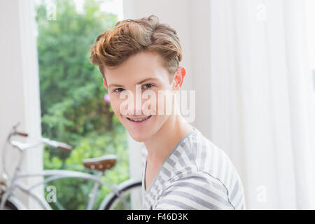 Glücklicher junger Mann lächelnd in die Kamera Stockfoto