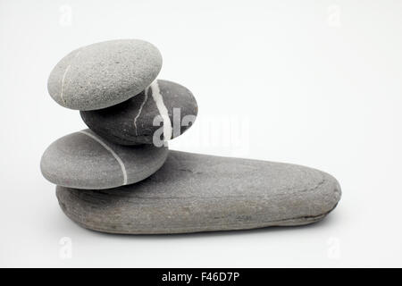 Stein, Auswuchten, isoliert auf weißem Hintergrund Stockfoto