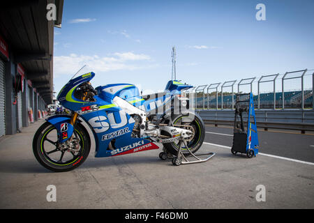 Phillip Island Grand Prix Circuit, Australien. 15. Oktober 2015. Aleix Espargaro Team Suzuki MotoGP Motorrad in der Boxengasse. Bildnachweis: Russell Hunter/Alamy Live-Nachrichten Stockfoto