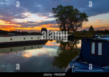 Morgenhimmel in Rufford Marina, Burscough, Lancashire, Großbritannien Oktober 2015. Wetter in Großbritannien. Ruhe mit Reflexionen über die Marina. Fettlers Wharf & Scarisbrick Marina liegen im Nordwesten Englands am Leeds Liverpool Canal, in der Nähe von Ormskirk.die Marina befindet sich im historischen Dorf Rufford in der Nähe der Rufford Old Hall und ist ein familiengeführtes Unternehmen. Stockfoto