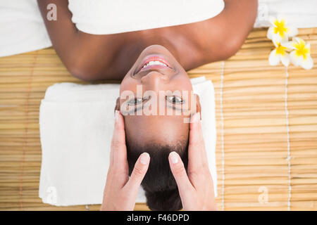 Hübsche Frau genießen eine Kopfmassage Stockfoto