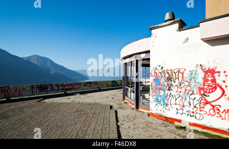 alte Gebäude beschädigt durch Vandalen, Terrasse, Panoramablick Stockfoto