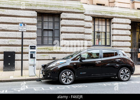 Ein Nissan Zero Emission Auto aufladen an einer öffentlichen Ladestation in Birmingham City West Midlands UK Stockfoto