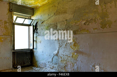 dunklen Raum mit Fenster, Interieur Stockfoto