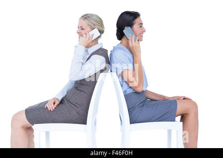 Zwei Geschäftsfrauen mit Anruf Stockfoto