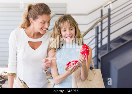 Schöne Frauen auf der Suche auf neue Schuhe Stockfoto