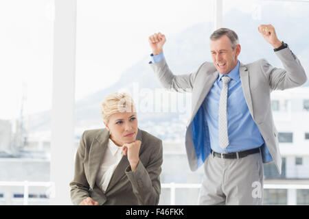 Wütend anzuschreien Kollege Chef Stockfoto