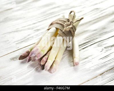 Triebe des weißen Spargels auf dem alten Holztisch. Stockfoto