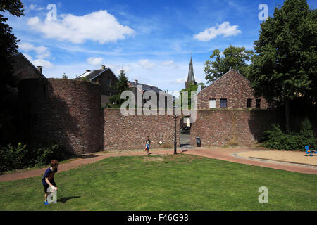 D-Viersen, Niers, Niederrhein, Rheinland, Nordrhein Westfalen, NRW, D-Viersen-Duelken, Stadtmauer Duelken, Stadtbefestigung, Stadttor, zwei Jungs spielen Fußball Stockfoto