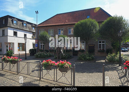 Moselstuebchen, Gasthaus Zur Mosel Und Skulptur "Der Blinde Und der Lahme" von Uwe Meints in Viersen-Duelken, Niederrhein, Nordrhein-Westfalen Stockfoto