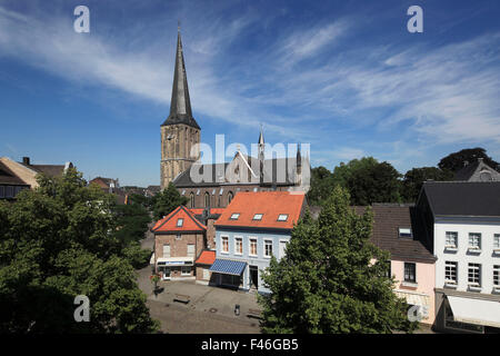 Stadtansicht Mit Pfarrkirche St. Clemens Und Lindenplatz in Viersen-Suechteln, Niederrhein, Nordrhein-Westfalen Stockfoto