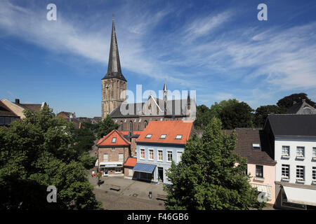 Stadtansicht Mit Pfarrkirche St. Clemens Und Lindenplatz in Viersen-Suechteln, Niederrhein, Nordrhein-Westfalen Stockfoto