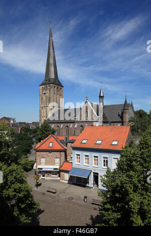 Stadtansicht Mit Pfarrkirche St. Clemens Und Lindenplatz in Viersen-Suechteln, Niederrhein, Nordrhein-Westfalen Stockfoto