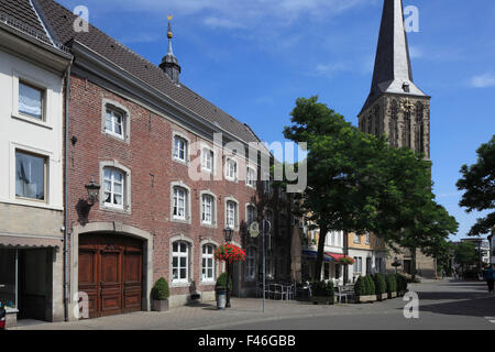 Wohnhaus Und Gasthaus Hochstrasse 16 Und Pfarrkirche St. Clemens in Viersen-Suechteln, Niederrhein, Nordrhein-Westfalen Stockfoto