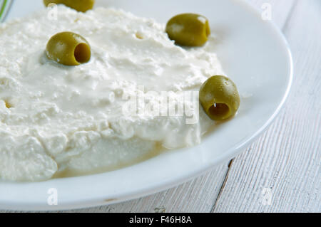 Tirokafteri - Schmelzkäse aus Griechenland. Zutaten-Feta-Käse, Peperoni, gebratene Paprika, Olivenöl, Zitronensaft, Knoblauch, Stockfoto