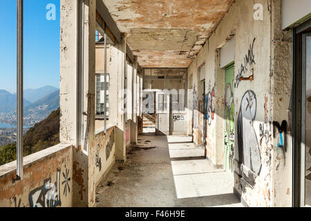 alten zerstörte Gebäude, Flur mit windows Stockfoto