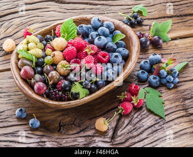 Reifen Beeren in der Holzschale auf dem Tisch. Stockfoto