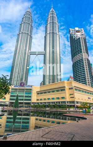 Der Doppeldecker Skybridge zwischen Turm 1 und Turm 2 von den Petronas Twin Towers. Stockfoto