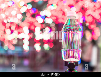 Kleine Plastikflasche Wasser mit Bokeh Hintergrund Stockfoto