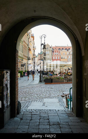 Posen, Polen - 20. August 2015: Blick durch den Torbogen am alten Marktplatz in der Innenstadt, Stary Rynek Stockfoto