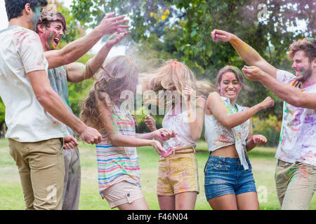 Glückliche Freunde werfen Pulverlack Stockfoto