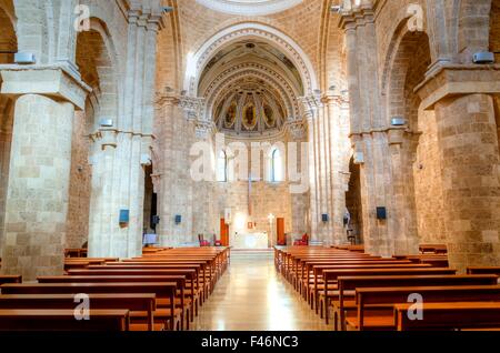 Saint-Louis Des Kapuziner-Kirche in der Innenstadt von Beirut im Libanon. Ein Blick ins Innere der lateinischen katholischen Kirche, die Sitze, Stockfoto