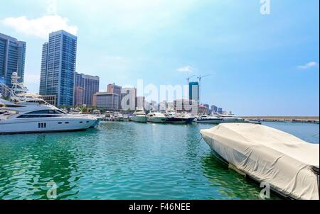 Ein Blick auf den wunderschönen Yachthafen in Zaitunay Bay in Beirut, Libanon. Eine sehr moderne, high-End und neu entwickelten Bereich wo Yachten Stockfoto