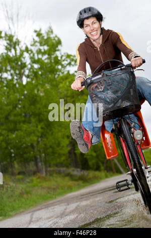 Eine Frau mit dem Fahrrad, Schweden. Stockfoto