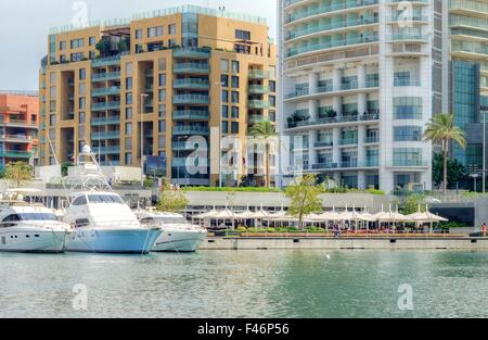 Ein Blick auf den wunderschönen Yachthafen in Zaitunay Bay in Beirut, Libanon. Eine sehr moderne, high-End und neu entwickelten Bereich wo Yachten Stockfoto