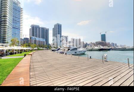 Ein Blick auf den wunderschönen Yachthafen in Zaitunay Bay in Beirut, Libanon. Eine sehr moderne, high-End und neu entwickelten Bereich wo Yachten Stockfoto