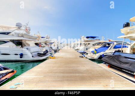 Ein Blick auf den wunderschönen Yachthafen in Zaitunay Bay in Beirut, Libanon. Eine sehr moderne, high-End und neu entwickelten Bereich wo Yachten Stockfoto