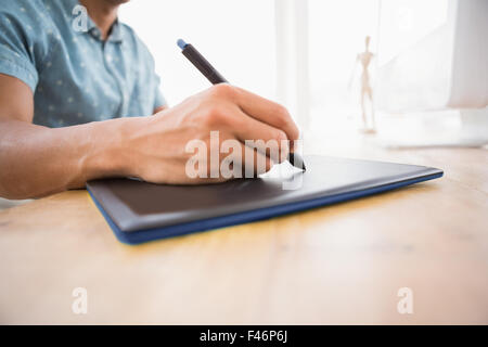 Lässige Geschäftsmann arbeiten mit digitizer Stockfoto
