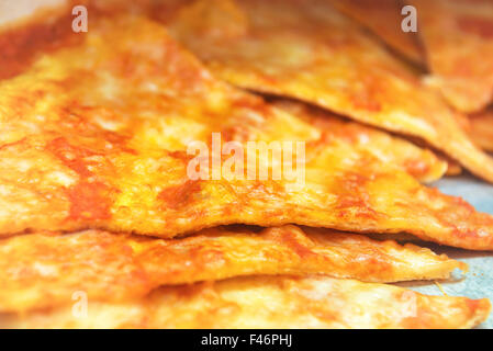 Pizzastücke auf dem Teller Stockfoto