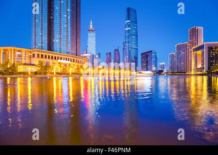 Tianjin Bankenviertel in der Nacht Stockfoto