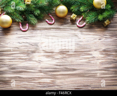 Weihnachts-Dekoration mit Fell und Kugeln auf altem Holz. Stockfoto