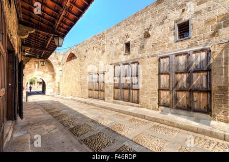 Ein Blick auf den alten Fußgänger Souk in Byblos, Libanon während des Tages. Ein sehr mittelalterlichen und malerischen Gegend, gepflastert mit kleinen st Stockfoto