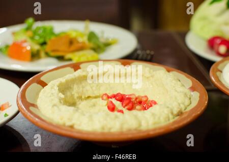 Libanesische Küche Starter, Baba Ghanoush garniert mit Granatapfel. Ein Foto von ein sehr typisches Gericht aus Libanon und mediterrane Küche Stockfoto